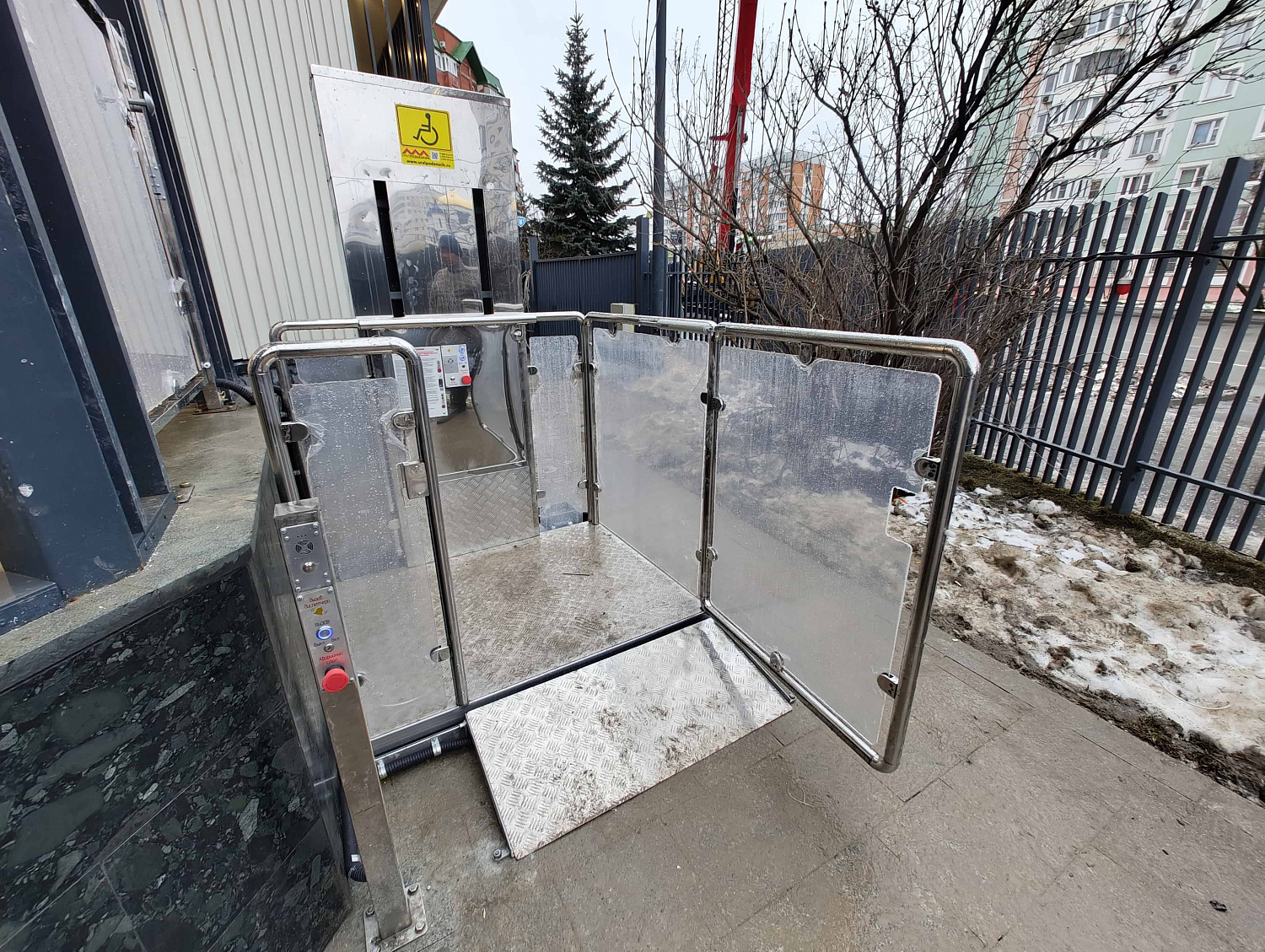 Уличный лифт-подъемник ВПМ-02: установка в Москве
